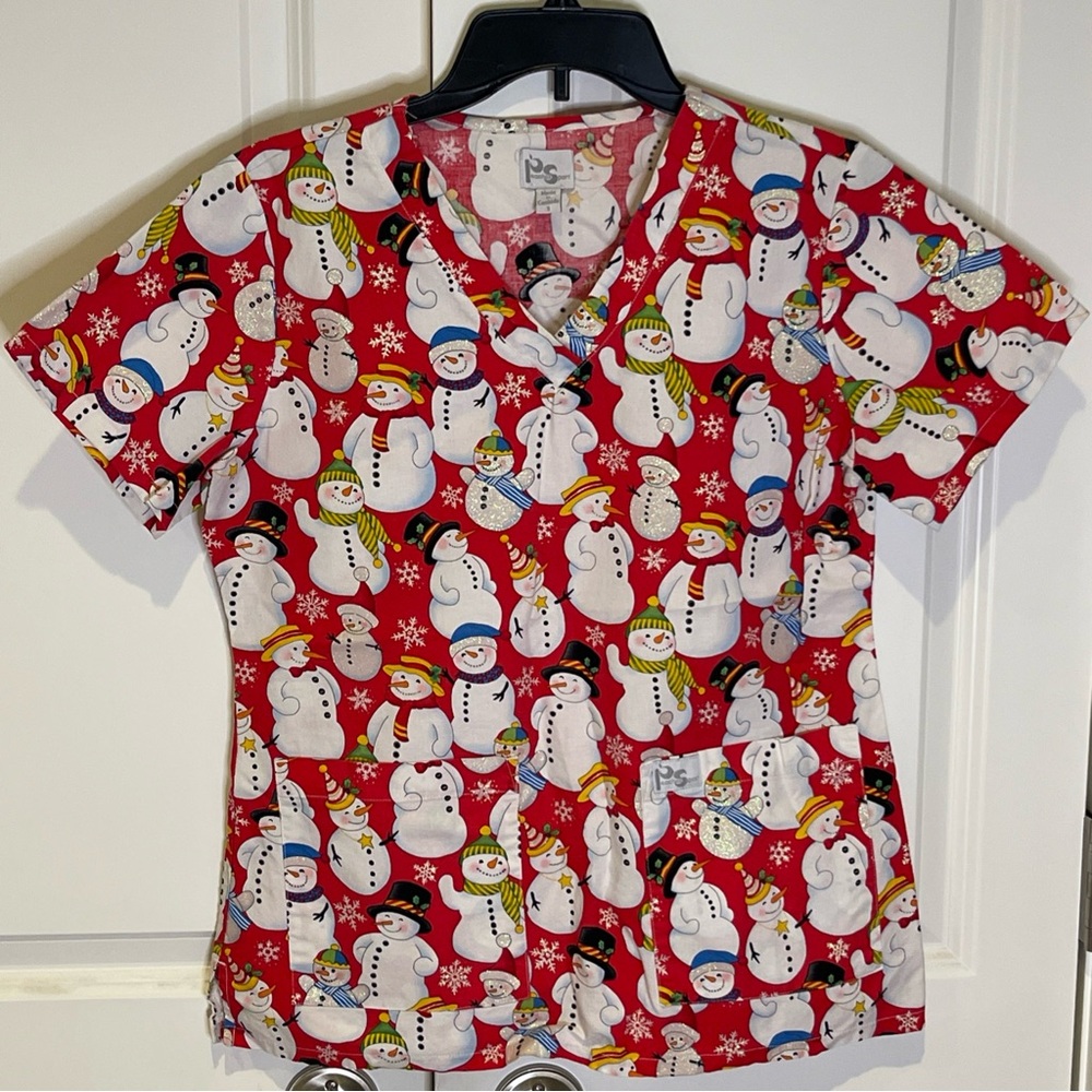 Peaches Women Scrub Top Small Red Glittery Snowman All Over Short Sleeve V Neck